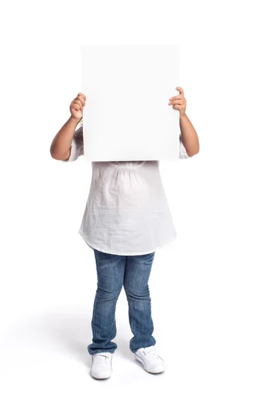 Niña feliz con tablero en blanco — Foto de Stock