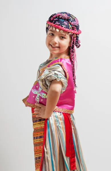 Petite fille en costume traditionnel — Photo