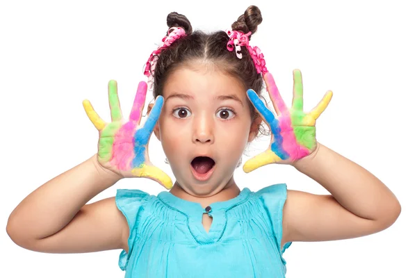 Linda chica mostrando sus manos coloridas —  Fotos de Stock