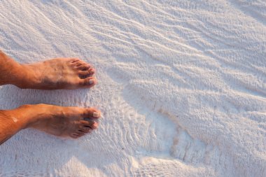 Traverten üzerinde aşağı bakıyor