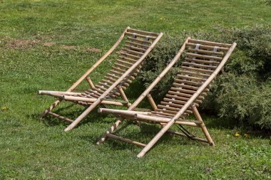 İki boş şezlong