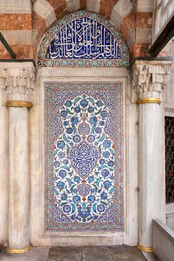 çini üzerine çiçek süsleme