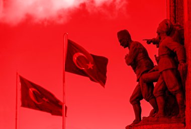 Atatürk Anıtı ve bayrakları
