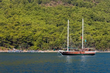 Sakin deniz suyu üzerinde tekne