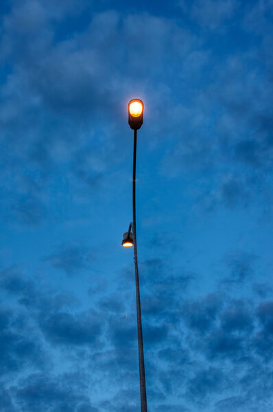 Уличная лампа с двумя огнями
