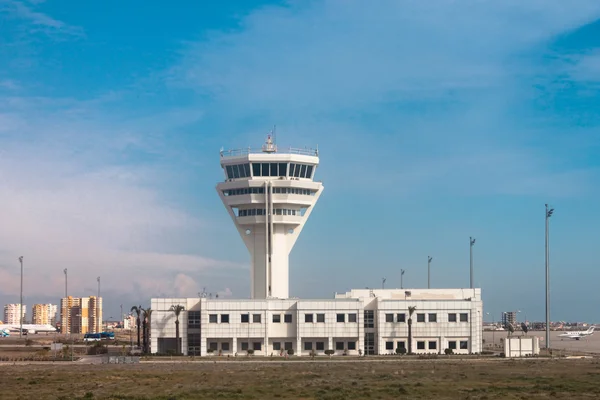 Torre de vigilancia del aeropuerto blanco — Foto de Stock