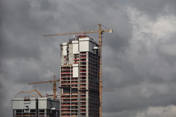 Construção de arranha-céus modernos — Fotografia de Stock