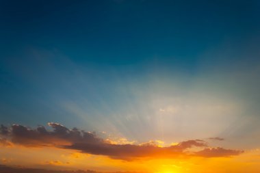 günbatımı güneş ışınları ve bulutlar