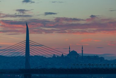 Metro Köprüsü ve Fatih Camii