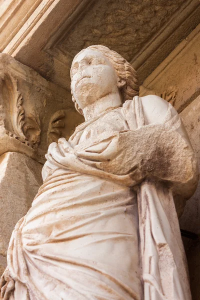 Estatua en la Biblioteca Celsus — Foto de Stock