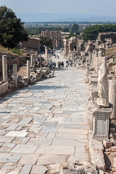 Turistas en ruinas antiguas de la biblioteca Celsus — Foto de Stock