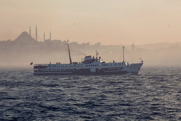 Touristic boat in Bosphorus — Stock Photo, Image