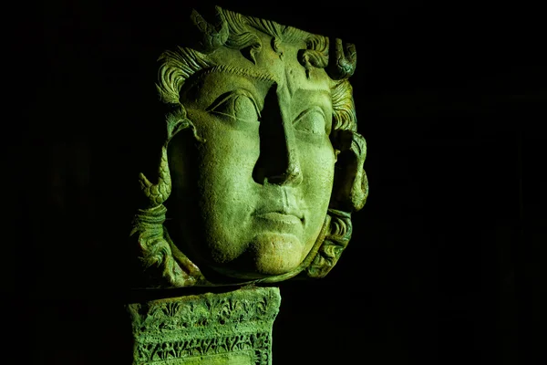Medusa hoofd op de Basilica Cisterne — Stockfoto