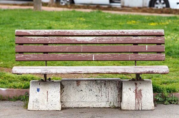Hnědá lavička v parku — Stock fotografie