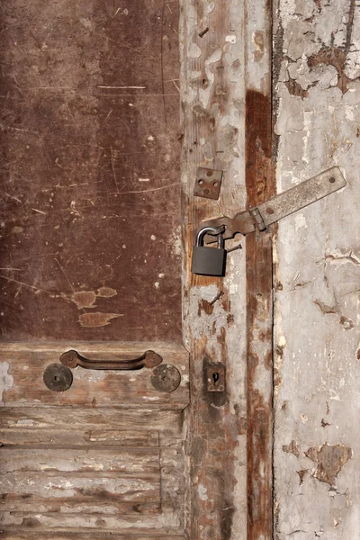 Oude roestige houten deur — Stockfoto