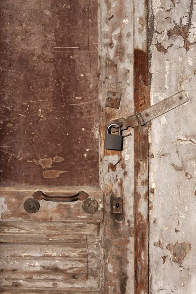 Vieille porte en bois rouillée — Photo