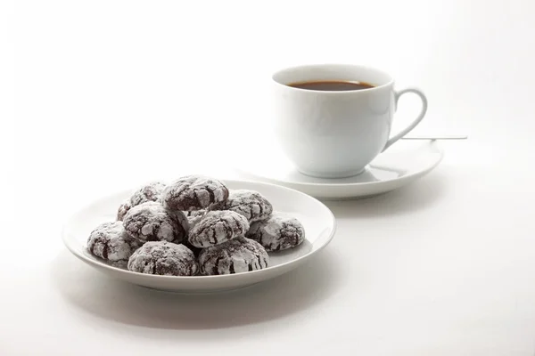 Разбитые шоколадные печенья и кофе — стоковое фото