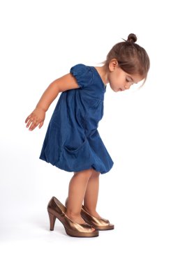 Yüksek topuk ayakkabı, küçük kız
