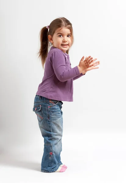 Carino bambina in viola — Foto Stock