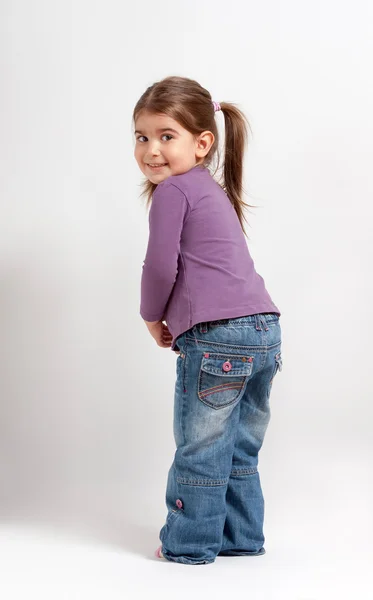 Мила маленька дівчинка в фіолетовому — стокове фото
