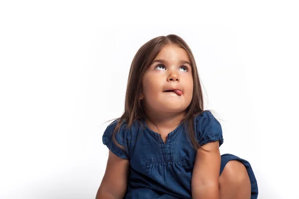 Felice bambina mostrando lingua — Foto Stock