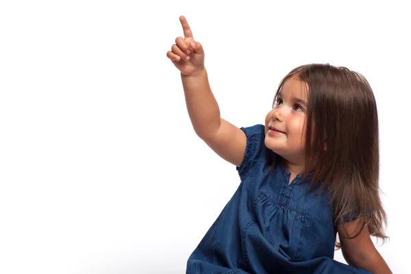 Lycklig liten flicka pekar uppåt — Stockfoto