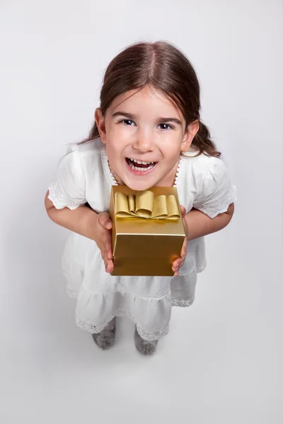 かわいい女の子持株プレゼント ボックス — ストック写真