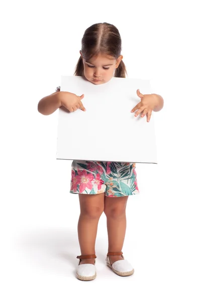 空白のボードと小さな女の子 — ストック写真