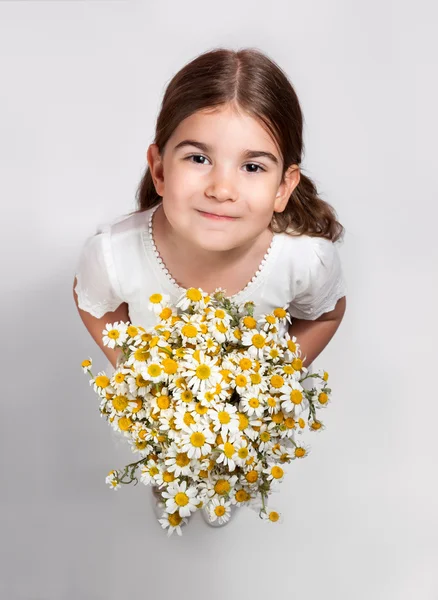 Słodkie dziewczynki, daje kwiaty — Zdjęcie stockowe