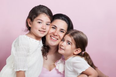 Mutlu anne sarılma kızları ile