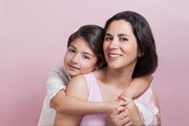 Mutlu anne ile kızını sarılma