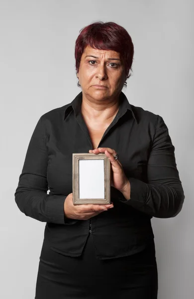 Vrouw met fotolijstjes — Stockfoto