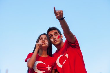 Türk bayrağı t-shirt giyen Çift