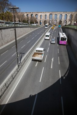 Valens su kemeri yakınındaki yolda trafik