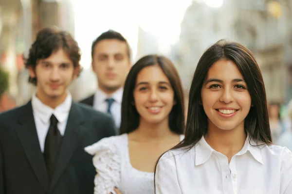 Grupo de estudiantes al aire libre — Foto de Stock