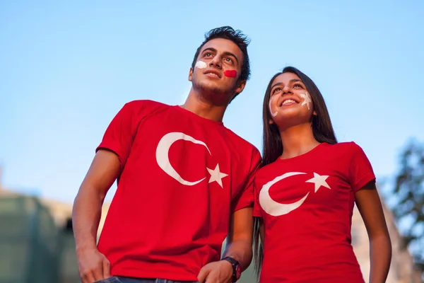 Pareja vistiendo camisetas de bandera turca — Foto de Stock