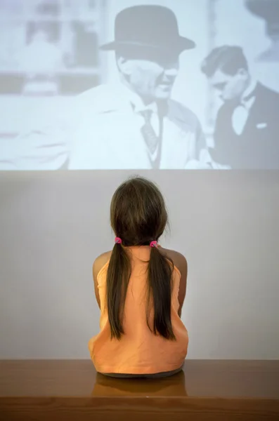 Menina está assistindo Ataturk documentário — Fotografia de Stock