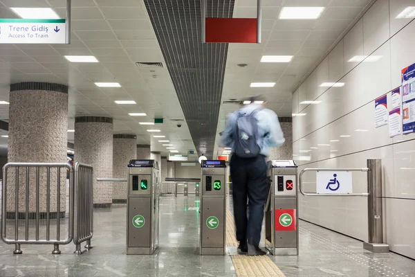 Homme sur tourniquet en Istanbul Metro — Photo