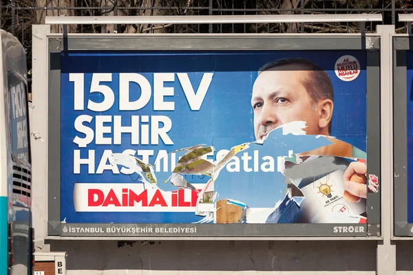 Seçim hakkında yırtık reklam panoları