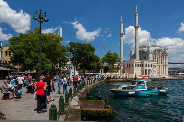Ортаковая мечеть и Босфор — стоковое фото
