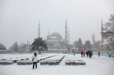 Sultan Ahmet Meydanı'nda turistler
