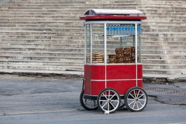 Kırmızı retro simit arabası