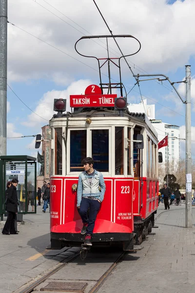 Les gens et le vieux tram — Photo