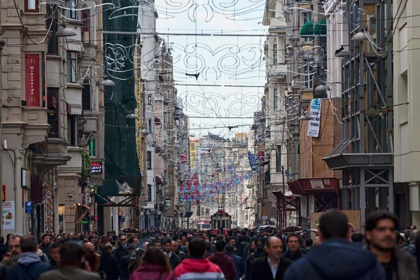 Multitud en la calle Istiklal — Foto de Stock
