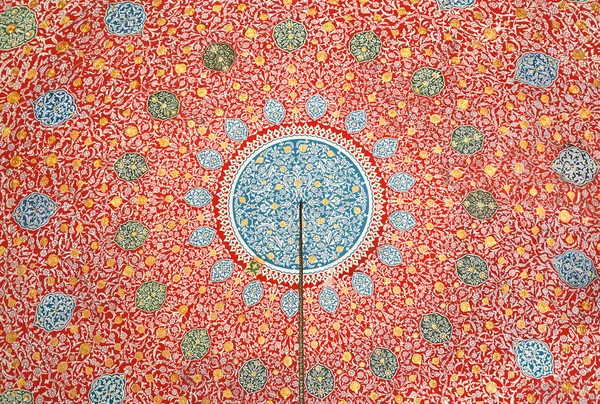 Исламский узор на потолке — стоковое фото