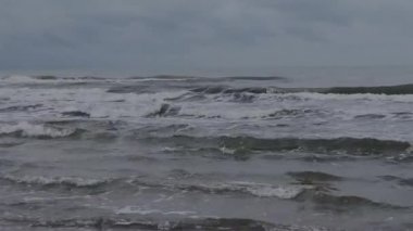 Baltık Denizi dalgalar gri gökyüzü altında.