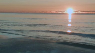 Gün batımı deniz sakin ve huzurlu.