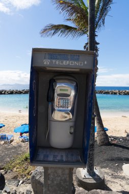 Telefon kulübesi sahilde