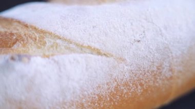 Mutfakta makroda taze ekmek dilimleri.