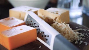 Tahtadaki rende ve peynir parçaları